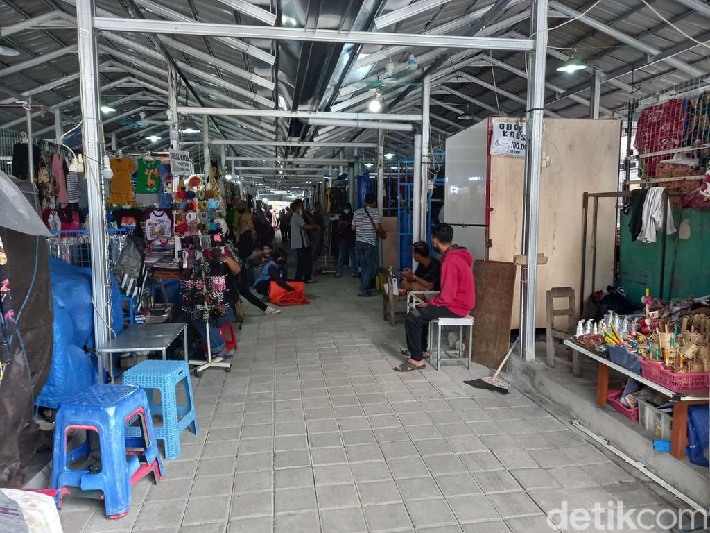 Omzet PKL Malioboro Pascarelokasi ke Teras I dan II: Naik-Turun Omzet PKL Malioboro Pascarelokasi ke Teras I dan II: Naik-Turun