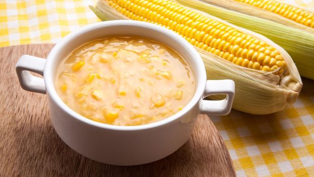 Corn chowder and fresh corn on wood butcher.