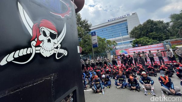 Geruduk Kemenaker, Buruh Tolak Aturan JHT