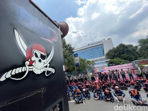 Geruduk Kemenaker, Buruh Tolak Aturan JHT