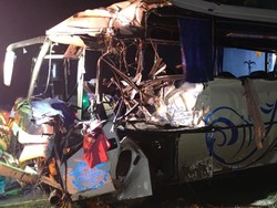 Truk Gagal Nanjak Tabrak Bus Ziarah Wali Songo di Lamongan, 18 Orang Terluka