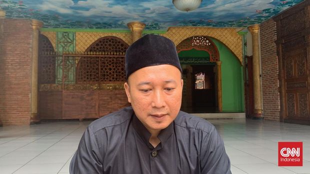 Ustaz Anan Muhajir, salah satu pengurus Masjid Al Hayyu 63, masjid peninggalan Dorce Gamalama.