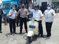Tancap Gas Pakai Vespa, Wagub Uu Sidak Samsat-Bapenda