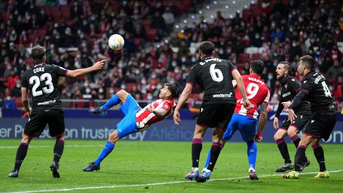 MADRID, SPAIN - FEBRUARY 16: Angel Correa of Atletico Madrid attempts an over head kick during the LaLiga Santander match between Club Atletico de Madrid and Levante UD at Estadio Wanda Metropolitano on February 16, 2022 in Madrid, Spain. (Photo by Angel Martinez/Getty Images)
