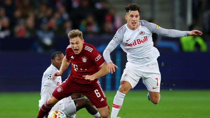 SALZBURG, AUSTRIA - FEBRUARY 16: Joshua Kimmich of FC Bayern Muenchen is challenged by Mohamed Camara and Nicolas Capaldo of FC Red Bull Salzburg (R)during the UEFA Champions League Round Of Sixteen Leg One match between FC Red Bull Salzburg and FC Bayern München at Football Arena Salzburg on February 16, 2022 in Salzburg, Austria. (Photo by Alexander Hassenstein/Getty Images)