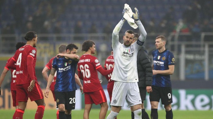 MILAN, ITALY - FEBRUARY 16: Samir Handanovic of FC Internazionale salutes the crowd at the end of UEFA Champions League Round Of Sixteen Leg One match between FC Internazionale and Liverpool FC at Giuseppe Meazza Stadium on February 16, 2022 in Milan, Italy. (Photo by Marco Luzzani/Getty Images)
