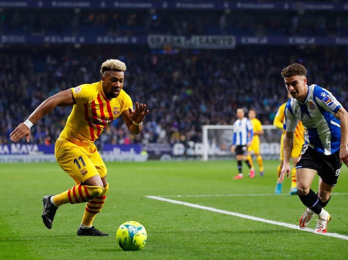 BARCELONA, SPAIN - FEBRUARY 13: Adama Traore of FC Barcelona challenges for the ball against Adria Pedrosa of Espanyol during the LaLiga Santander match between RCD Espanyol and FC Barcelona at RCDE Stadium on February 13, 2022 in Barcelona, Spain. (Photo by Eric Alonso/Getty Images)