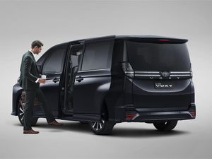 Harga Setengah Miliaran, Segini Target Penjualan Voxy si Baby Alphard di Indonesia Harga Setengah Miliaran, Segini Target Penjualan Voxy si Baby Alphard di Indonesia