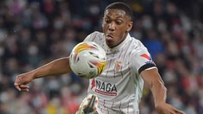 Sevillas French forward Anthony Martial jumps for the ball during the Spanish league football match between Sevilla FC and Elche CF at the Ramon Sanchez Pizjuan stadium in Seville on February 11, 2022. (Photo by CRISTINA QUICLER / AFP)