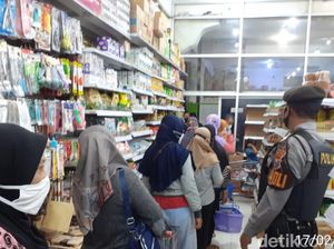 Ibu-ibu Pemburu Minyak Goreng Serbu Mal di Bojonegoro Ibu-ibu Pemburu Minyak Goreng Serbu Mal di Bojonegoro