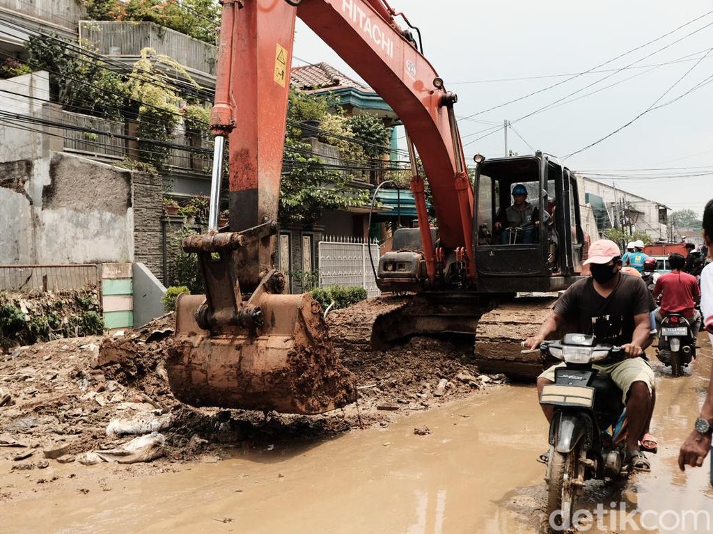 Banjir Pondok Gede Permai Surut, Alat Berat Dikerahkan Bersihkan Lumpur