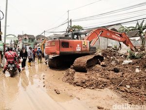 Banjir Surut, Warga Pondok Gede Permai Bekasi Sibuk Bersih-Bersih