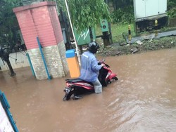 Sempat Banjir Usai Hujan Deras, Jalan Raya Boulevard GDC Kini Berangsur Surut