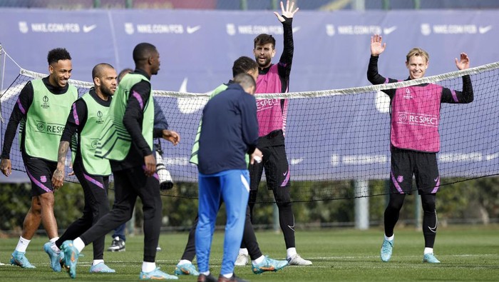 Barcelona Bersiap Jelang Hadapi Napoli di Liga Europa Soccer Football - Europa League - FC Barcelona Training - Ciutat Esportiva Joan Gamper, Barcelona, Spain - February 16, 2022 FC Barcelona's Dani Alves, Gerard Pique and Jordi Alba during training REUTERS/Albert Gea