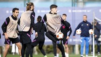 Barcelona dan Napoli bukanlah lawan yang familiar. Keduanya cuma sekali bertemu di kompetisi Eropa, yaitu di babak 16 besar Liga Champions musim lalu yang dimenangi El Barca dengan aggregat 4-2.