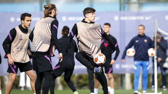 Barcelona Bersiap Jelang Hadapi Napoli di Liga Europa Soccer Football - Europa League - FC Barcelona Training - Ciutat Esportiva Joan Gamper, Barcelona, Spain - February 16, 2022 FC Barcelona's Dani Alves, Gerard Pique and Jordi Alba during training REUTERS/Albert Gea