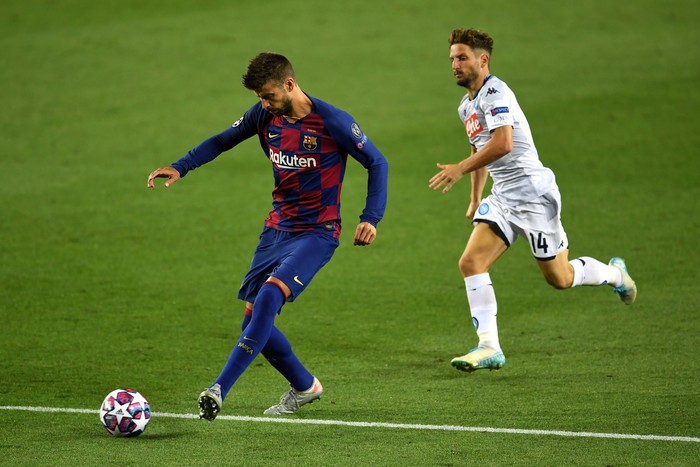 BARCELONA, SPAIN - AUGUST 08: Gerard Pique of Barcelona 
 controls the ball as Dries Mertens of SSC Napoli looks on during the UEFA Champions League round of 16 second leg match between FC Barcelona and SSC Napoli at Camp Nou on August 08, 2020 in Barcelona, Spain.  (Photo by David Ramos/Getty Images)