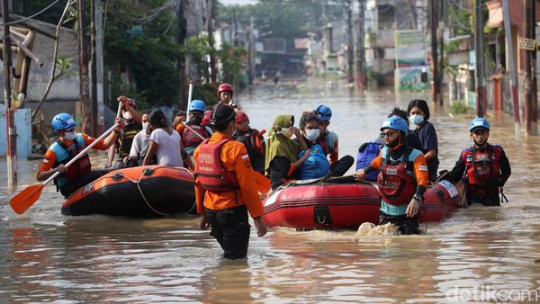 Bekasi Banjir, Warga Perumahan Ini Dievakuasi dengan Perahu Karet