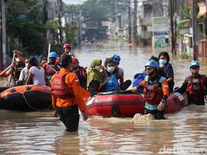 Bekasi Banjir, Warga Perumahan Ini Dievakuasi dengan Perahu Karet
