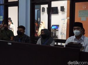 Sidang Perdana Kasus Aborsi, Randy Didampingi 5 Pengacara Sidang Perdana Kasus Aborsi, Randy Didampingi 5 Pengacara