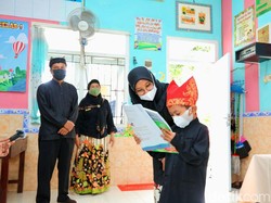 Pantau Pelaksanaan PTM, Bupati Ipuk Minta Sekolah Optimalkan UKS