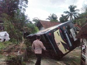 Bus Seruduk Rumah Warga di Tasikmalaya