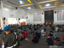 Ratusan Orang Tak Dikenal Diangkut Polisi Imbas Demo Buruh Ricuh di Surabaya