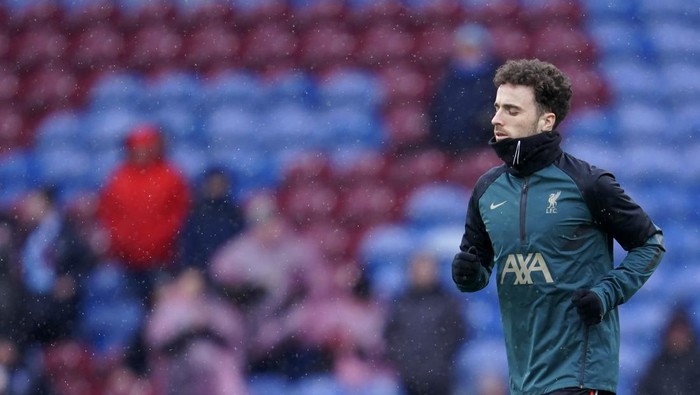 Liverpools Diogo Jota runs during warm up before the English Premier League soccer match between Burnley and Liverpool at Turf Moor, in Burnley, England, Sunday, Feb. 13, 2022. (AP Photo/Jon Super)