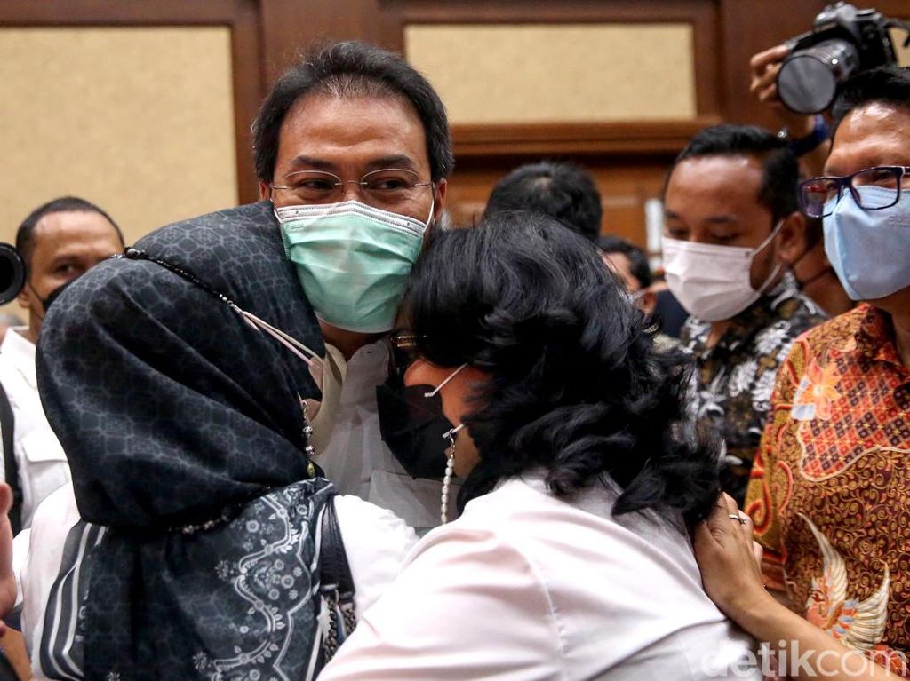 Momen Azis Syamsuddin Peluk Istri Usai Divonis 3,5 Tahun Bui