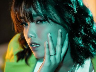 8 Aksi Fuji Pemotretan Pakai Blazer, Disebut Mirip Vanessa Angel dan Agnez Mo