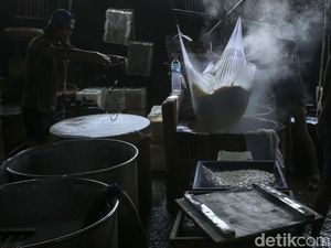 Harga Kedelai Naik, Perajin Tahu Tempe Menjerit