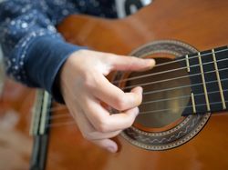 Pengin Nongkrong Sambil Gitaran Lagu Galau? Ini Chord Lagu Pingal