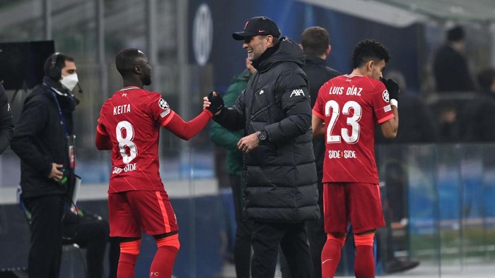 MILAN, ITALY - FEBRUARY 16: Jurgen Klopp, Manager of Liverpool and Naby Keita of Liverpool shake hands during the UEFA Champions League Round Of Sixteen Leg One match between Inter and Liverpool FC at Giuseppe Meazza Stadium on February 16, 2022 in Milan, Italy. (Photo by Shaun Botterill/Getty Images)