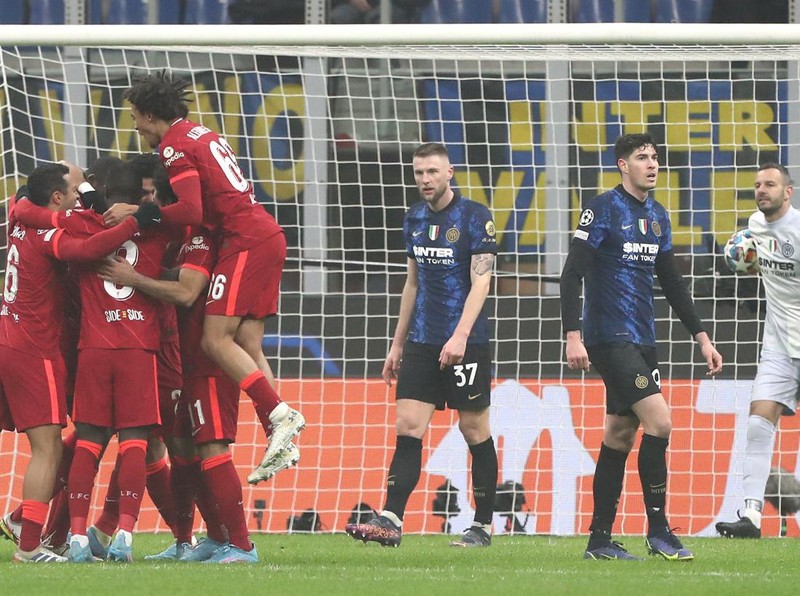 MILAN, ITALY - FEBRUARY 16: Mohamed Salah of Liverpool FC celebrates his goal with his team-mates during the UEFA Champions League Round Of Sixteen Leg One match between FC Internazionale and Liverpool FC at Giuseppe Meazza Stadium on February 16, 2022 in Milan, Italy. (Photo by Marco Luzzani/Getty Images)