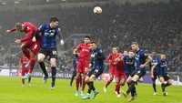 Menurunkan tim terbaiknya, Liverpool tampil dominan sedari menit awal. Tapi, Liverpool kesulitan untuk membongkar pertahanan Inter yang bermain rapat dan mengandalkan serangan balik.