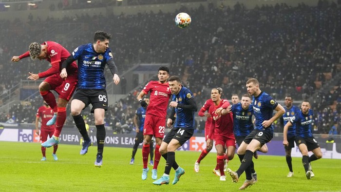 Liverpools Sadio Mane, foreground, controls the ball past Inter Milans Stefan de Vrij during the Champions League, round of 16, first leg soccer match between Inter Milan and Liverpool at the San Siro stadium in Milan, Italy, Wednesday, Feb. 16, 2022. (AP Photo/Antonio Calanni)