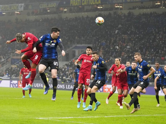 Liverpool's Sadio Mane, foreground, controls the ball past Inter Milan's Stefan de Vrij during the Champions League, round of 16, first leg soccer match between Inter Milan and Liverpool at the San Siro stadium in Milan, Italy, Wednesday, Feb. 16, 2022. (AP Photo/Antonio Calanni)