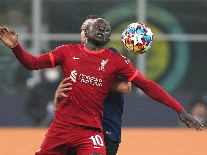 Liverpool's Sadio Mane, foreground, controls the ball past Inter Milan's Stefan de Vrij during the Champions League, round of 16, first leg soccer match between Inter Milan and Liverpool at the San Siro stadium in Milan, Italy, Wednesday, Feb. 16, 2022. (AP Photo/Antonio Calanni)