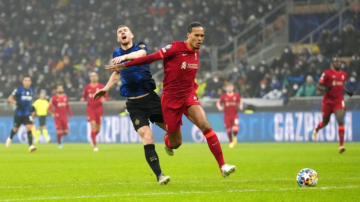 Inter Milan Vs Liverpool: Si Ular Besar Takluk di Kandang Liverpool's Sadio Mane, foreground, controls the ball past Inter Milan's Stefan de Vrij during the Champions League, round of 16, first leg soccer match between Inter Milan and Liverpool at the San Siro stadium in Milan, Italy, Wednesday, Feb. 16, 2022. (AP Photo/Antonio Calanni)