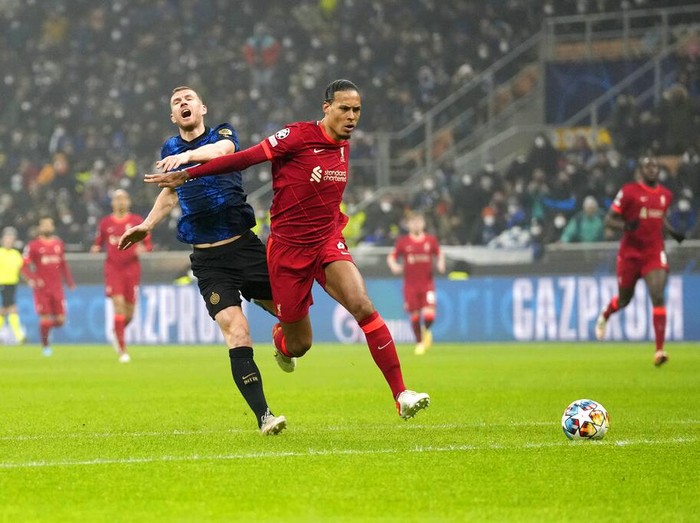 Liverpool's Sadio Mane, foreground, controls the ball past Inter Milan's Stefan de Vrij during the Champions League, round of 16, first leg soccer match between Inter Milan and Liverpool at the San Siro stadium in Milan, Italy, Wednesday, Feb. 16, 2022. (AP Photo/Antonio Calanni)