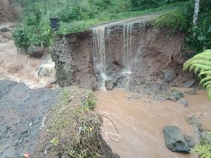 Ngeri! Jembatan di Cianjur Putus Diterjang Luapan Arus