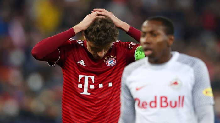 SALZBURG, AUSTRIA - FEBRUARY 16: Thomas Mueller of FC Bayern Muenchen (L) looks dejected after conceding their teams first goal during the UEFA Champions League Round Of Sixteen Leg One match between FC Red Bull Salzburg and FC Bayern München at Football Arena Salzburg on February 16, 2022 in Salzburg, Austria. (Photo by Alexander Hassenstein/Getty Images)