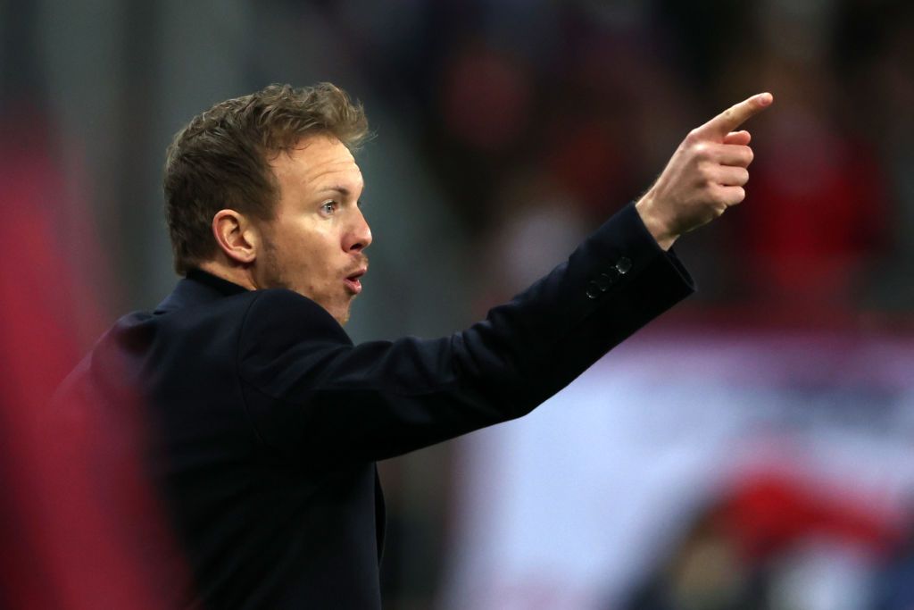 SALZBURG, AUSTRIA - FEBRUARY 16: Thomas Mueller of FC Bayern Munich (L) looks dejected after conceding their team's first goal during the UEFA Champions League Round Of Sixteen Leg One match between FC Red Bull Salzburg and FC Bayern München at Football Arena Salzburg on February 16, 2022 in Salzburg, Austria.  (Photo by Alexander Hassenstein/Getty Images)