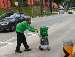 Inspiratif! Meski Bungkuk, Kakek Ini Tetap Semangat Jadi Ojol Antar Makanan