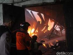 Gudang Plastik di Jombang Terbakar, 3 Mobil PMK Diterjunkan