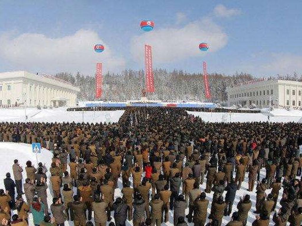 Kala Korut Peringati Hari Lahir Ayah Kim Jong Un di Tengah Salju