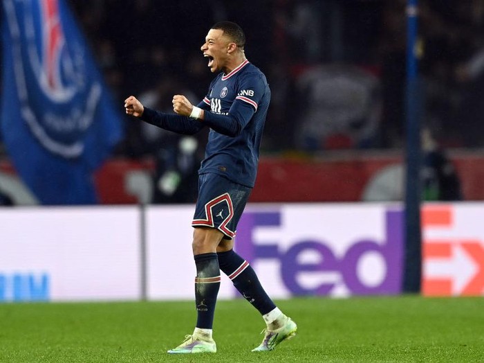 PARIS, FRANCE - FEBRUARY 15: Kylian Mbappe of Paris Saint-Germain celebrates after their sides victory during the UEFA Champions League Round Of Sixteen Leg One match between Paris Saint-Germain and Real Madrid at Parc des Princes on February 15, 2022 in Paris, France. (Photo by Shaun Botterill/Getty Images)