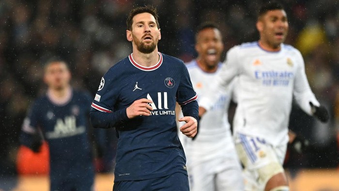 PARIS, FRANCE - FEBRUARY 15: Lionel Messi of Paris Saint-Germain reacts after a missed penalty during the UEFA Champions League Round Of Sixteen Leg One match between Paris Saint-Germain and Real Madrid at Parc des Princes on February 15, 2022 in Paris, France. (Photo by Shaun Botterill/Getty Images)