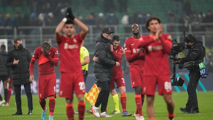 Liverpools manager Jurgen Klopp, center, left, cheers his player Liverpools Andrew Robertson as others applaud fans at the end of the Champions League, round of 16, first leg soccer match between Inter Milan and Liverpool at the San Siro stadium in Milan, Italy, Wednesday, Feb. 16, 2022. (AP Photo/Antonio Calanni)
