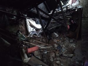 Tebing Longsor, 6 Bangunan di Cibeber Lebak Tertimbun Tanah